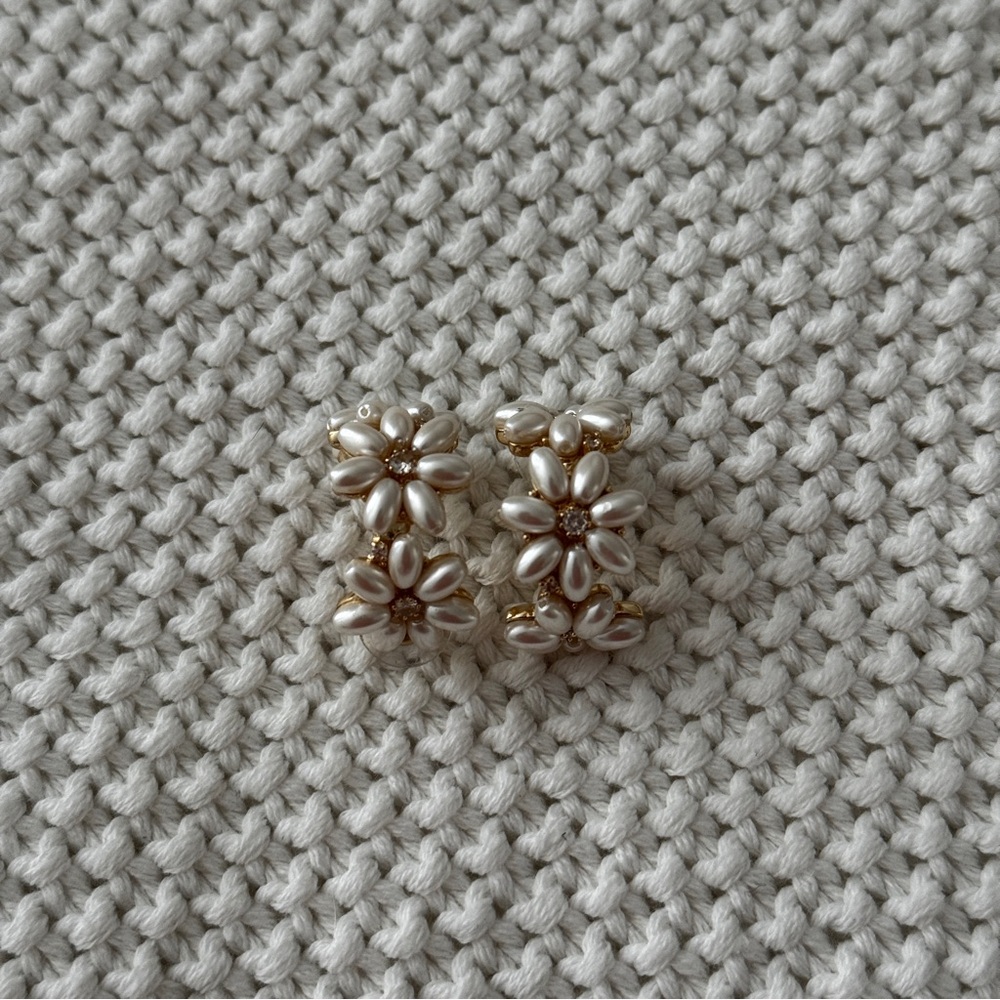 House of Harlow 1960 Gold & Pearl Daisy Post Hoop Earrings - Picture 4 of 6